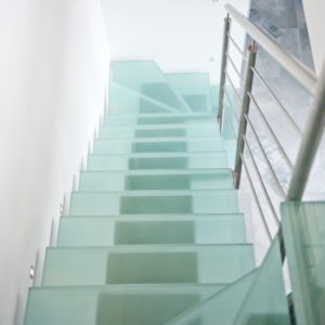Escalier 2/4 tournant inox brossé et marches en verre