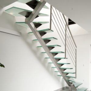Escalier 2/4 tournant inox brossé et marches en verre